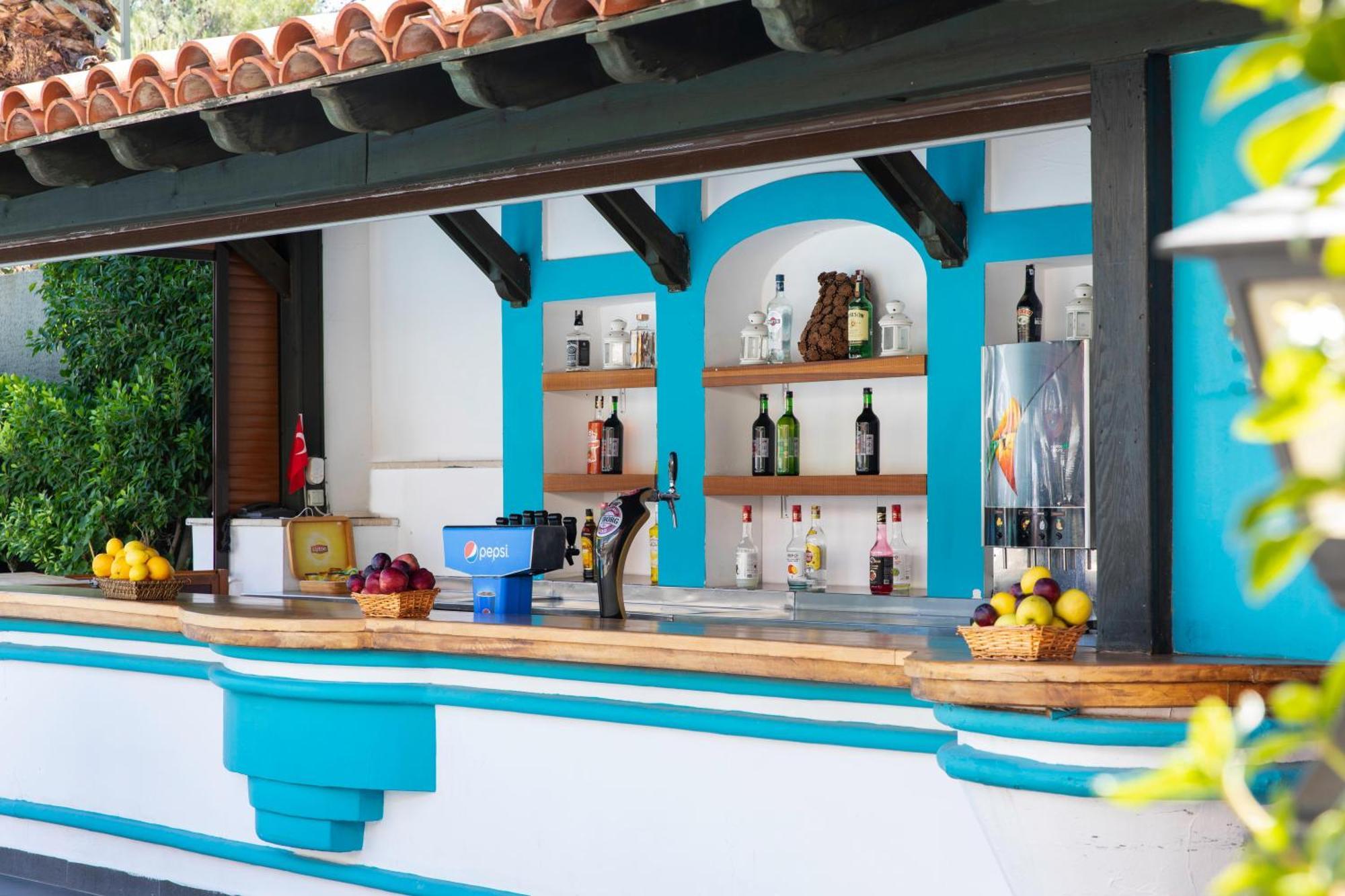 Labranda Mares Marmaris Hotel Esterno foto The bar at the pool