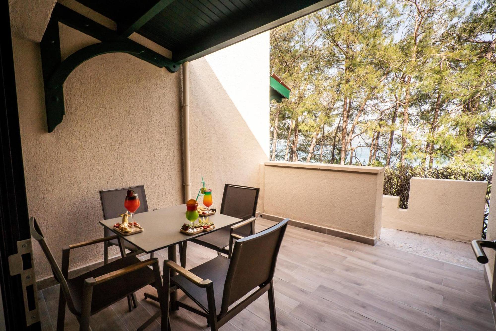 Labranda Mares Marmaris Hotel Esterno foto A balcony at the hotel