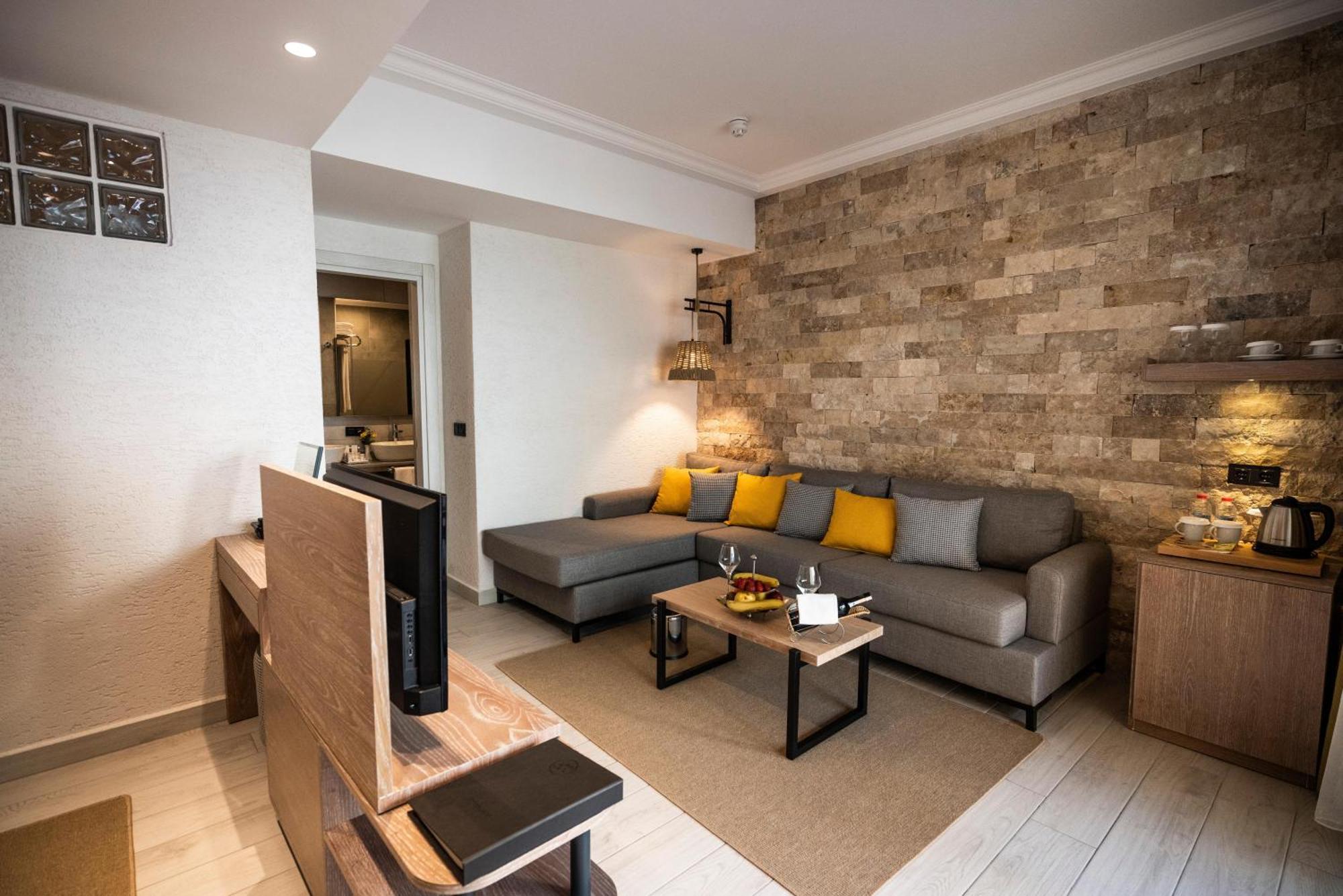 Labranda Mares Marmaris Hotel Esterno foto A living room in a typical apartment